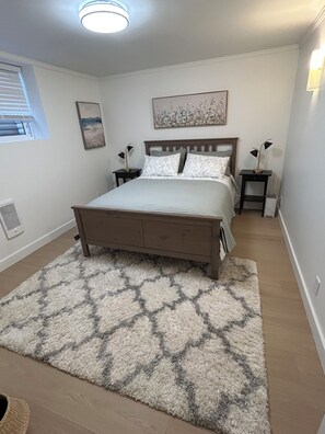 2 bedrooms, iron/ironing board, free WiFi - Modern & Cozy 2BR Guest Suite near shops & restaurants in clayton height (Surrey)