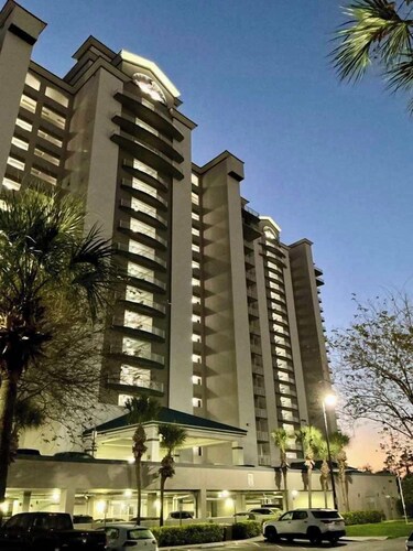 Lakefront Condo 1 Mile to Disney w/ Pool, Hot Tub