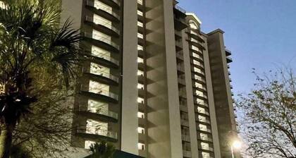 Lakefront Condo 1 Mile to Disney w/ Pool, Hot Tub