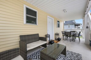Outdoor dining - FAMILY FUN BEACH HOUSE (Wildwood)