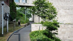A pathway with a stone wall, a metal lamp post, and a tree. - Central vacation apartment in Arnsberg's old town (Arnsberg)
