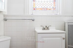 Secadora de cabello, toallas, jabón, papel de baño 