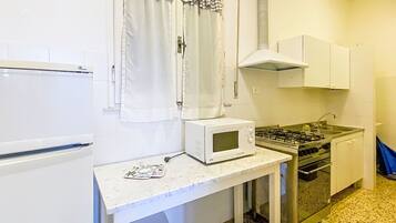 Kühlschrank, Ofen, Kochgeschirr/Geschirr/Besteck