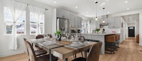 Premium House, Multiple Bedrooms, Air conditioning, Garden Area | Dining