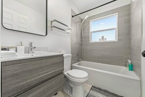 Casa Premium, varias habitaciones, Aire acondicionado, en la zona del jardín | Baño | Ducha y bañera combinadas, secador de pelo, toallas y jabón
