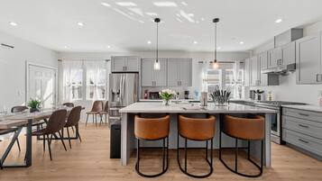 Casa Premium, varias habitaciones, Aire acondicionado, en la zona del jardín | Cocina privada | Frigorífico grande, microondas, horno y placa de cocina