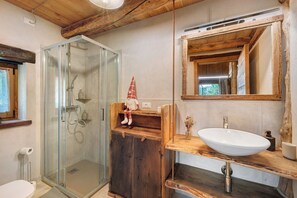 Shower, hair dryer, towels - Ca Lou Meiou – Sustainable Holiday Home in Nature & Mountains with EV Charging & Wi-Fi (San Damiano Macra)
