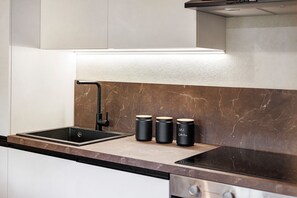 Fridge, oven, stovetop, dishwasher - Ca Lou Meiou – Sustainable Holiday Home in Nature & Mountains with EV Charging & Wi-Fi (San Damiano Macra)