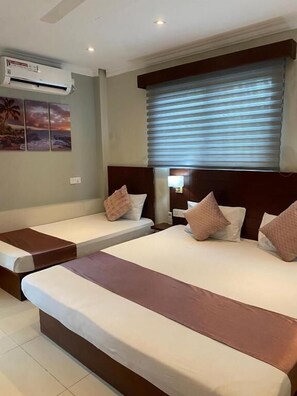 Laptop workspace, iron/ironing board - MercuryFM 101- Mercury Inn - Jaffna (Jaffna)