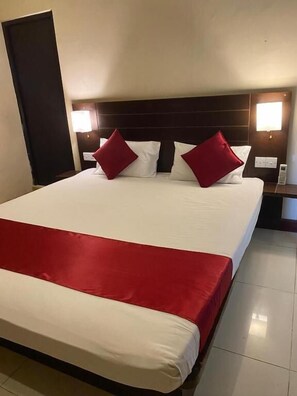 Laptop workspace, iron/ironing board - MercuryFM 101- Mercury Inn - Jaffna (Jaffna)