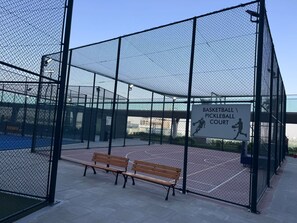 Sports court - Luxury Skyz Studio | Pool • Gym • Balcony  Near Miracle Garden (Dubai)