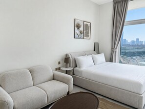 1 bedroom, iron/ironing board, WiFi, bed sheets - Luxury Skyz Studio | Pool • Gym • Balcony  Near Miracle Garden (Dubai)