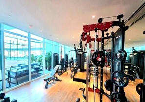 Fitness facility - Luxury Skyz Studio | Pool • Gym • Balcony  Near Miracle Garden (Dubai)
