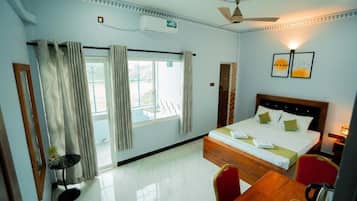 Kamar Double Deluks, balkon, pemandangan kebun | Ruang kerja ramah laptop