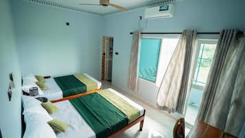 Kamar Quadruple Keluarga, balkon, pemandangan kebun | Ruang kerja ramah laptop