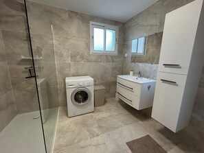 Shower, towels, soap, toilet paper - T3 Porticcio (Cauro)