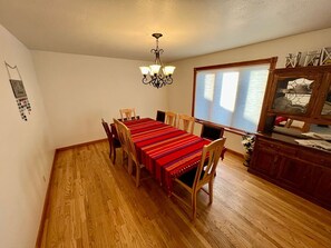 Dining - Peaceful, fun 4-bedroom farmhouse in Heyburn perfect for relaxing stays (Heyburn)