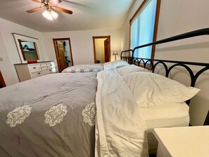 4 bedrooms, iron/ironing board, WiFi, bed sheets