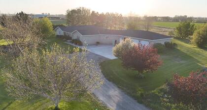 Peaceful, fun 4-bedroom farmhouse in Heyburn perfect for relaxing stays