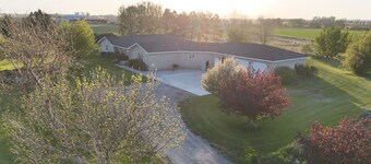 Peaceful, fun 4-bedroom farmhouse in Heyburn perfect for relaxing stays