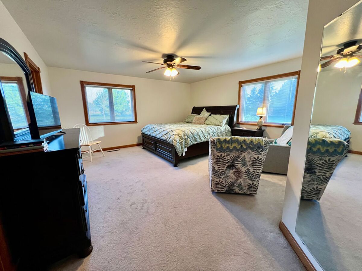 4 bedrooms, iron/ironing board, WiFi, bed sheets
