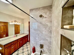 Shower, hair dryer, towels, soap - Peaceful, fun 4-bedroom farmhouse in Heyburn perfect for relaxing stays (Heyburn)