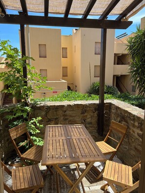 Outdoor dining - direct seaside rental (Cerbère)