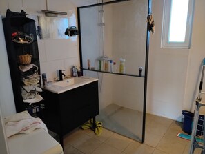 Doccia, asciugamani, sapone, carta igienica
