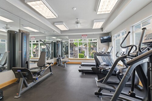 LGBT+ friendly queen suite near Nike with office space, mini fridge,microwave.