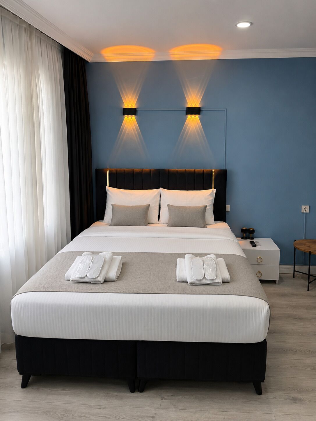 Deluxe Studio | Desk, laptop workspace, soundproofing, free WiFi