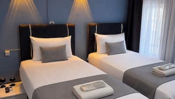 Habitación cuádruple Deluxe, para no fumadores | Escritorio, espacio para trabajar con laptop y insonorización