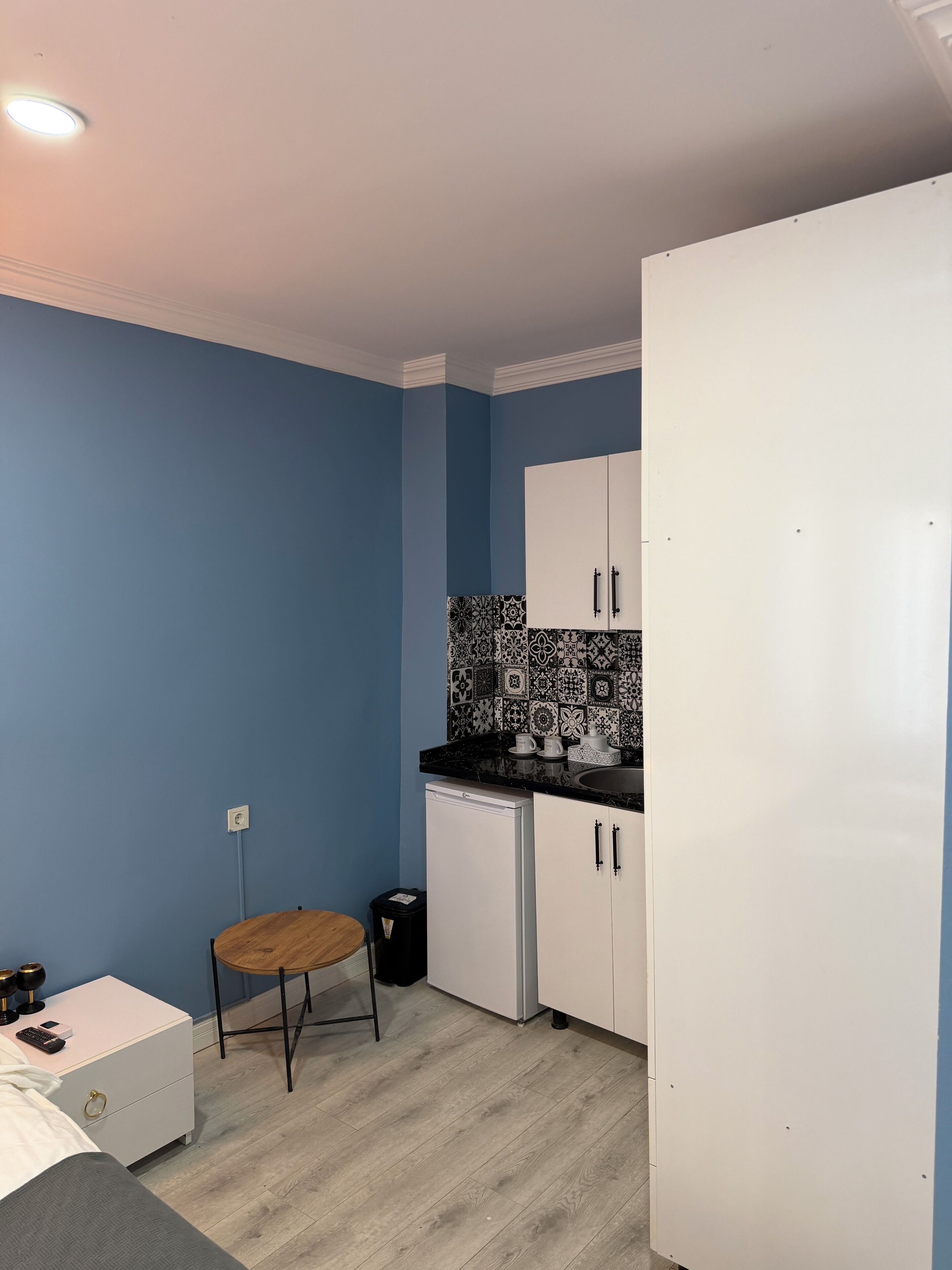 Desk, laptop workspace, soundproofing, free WiFi