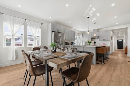 Dining. Spacious 6-BR Home in Hayward with A/C &Parking