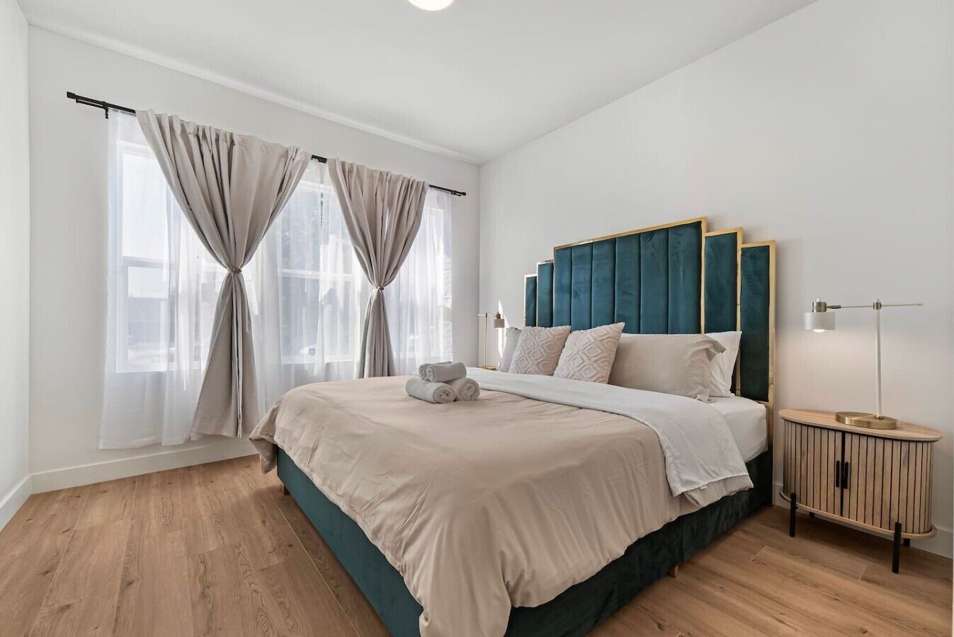 6 Schlafzimmer, Schreibtisch, Bügeleisen/Bügelbrett, Reisekinderbett