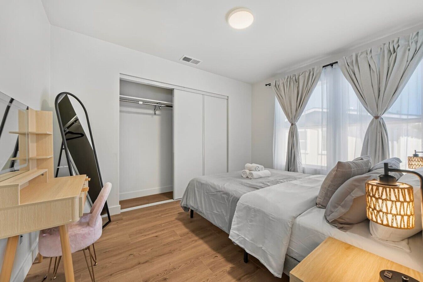 Una camera da letto con un letto, un comodino, una lampada e un armadio.