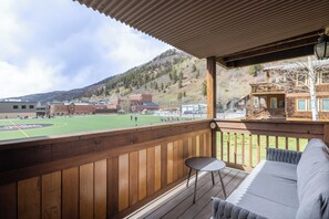 Property grounds - Stylish Renovated Telluride 2BR Condo – Walk to Ski, Town, Shops & Restaurants, Sleeps 6 (Telluride)