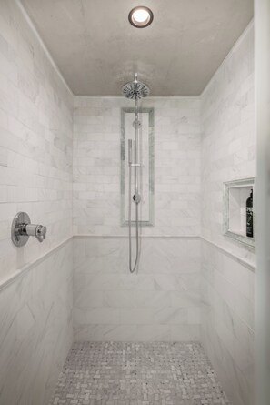 Shower, towels - Stylish Renovated Telluride 2BR Condo – Walk to Ski, Town, Shops & Restaurants, Sleeps 6 (Telluride)