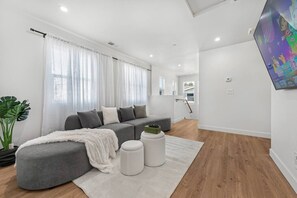 Interior - Spacious 7-BR Home in Hayward with A/C &Parking (Hayward)