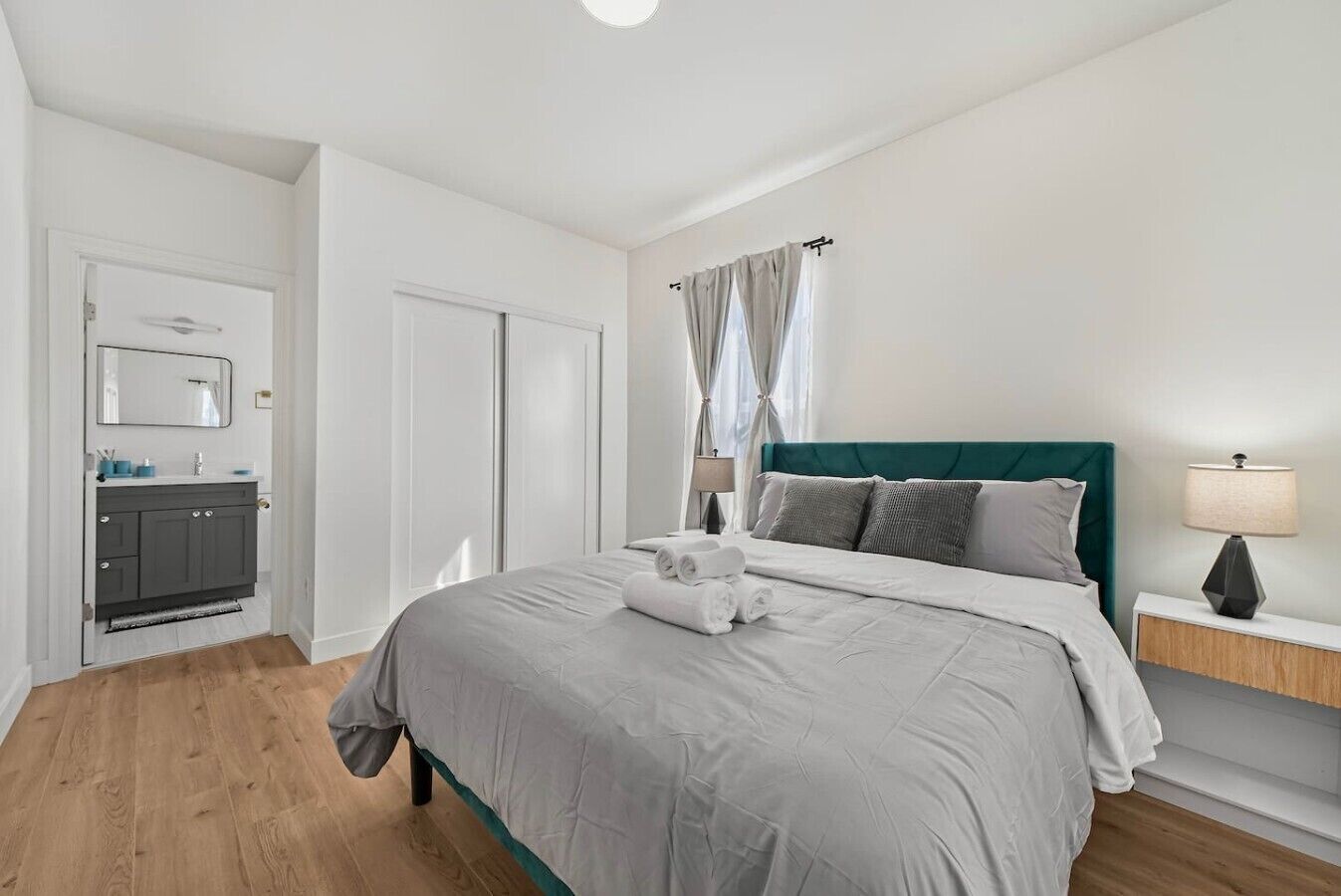 7 bedrooms, desk, iron/ironing board, travel crib