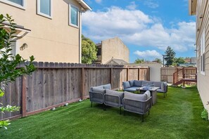 Terrace/patio - Spacious 7-BR Home in Hayward with A/C &Parking (Hayward)