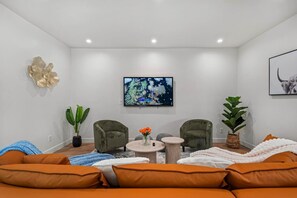 Interior - Spacious 7-BR Home in Hayward with A/C &Parking (Hayward)