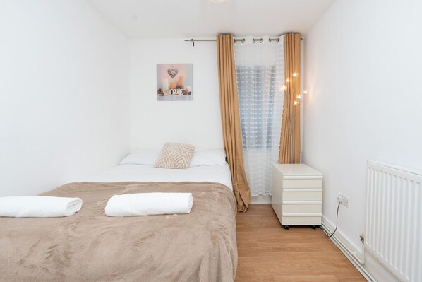 Iron/ironing board, internet, bed sheets