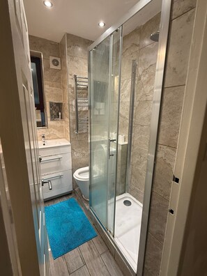 Hair dryer, towels, soap, toilet paper - Airy Entire 4-Bedroom Flat-Ample Space-Kings Cross (London)