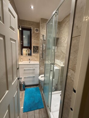 Hair dryer, towels, soap, toilet paper - Airy Entire 4-Bedroom Flat-Ample Space-Kings Cross (London)