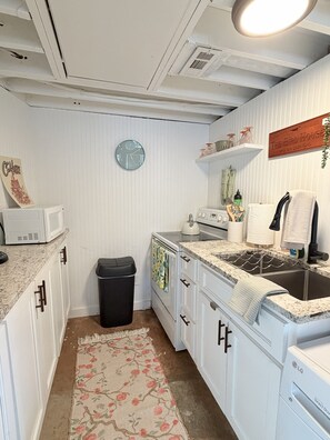 Private kitchen - Historic Cabbagetown Loft - Walk to BeltLine, Parks, Dining & Bars (Atlanta)