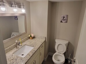 Haartrockner, Handtücher, Toilettenpapier
