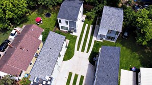 Un quartiere residenziale con diverse case, un vialetto ben definito e un prato curato.