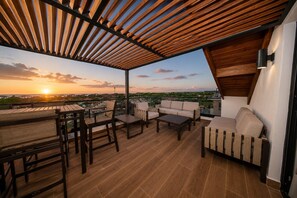 Outdoor dining - Stylish Penthouse 2 Floors 5 min Juanillo Beach (Punta Cana)