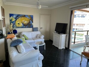 TV - Ocean view, 3 bedrooms, beach service and close to everything in Riviera. (Bertioga)