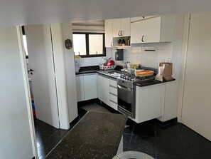 Private kitchen - Ocean view, 3 bedrooms, beach service and close to everything in Riviera. (Bertioga)